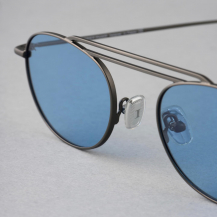 IRS35 

Notre modèle solaire unisexe aux lignes fines et élégantes. #ironparis #sunglasses