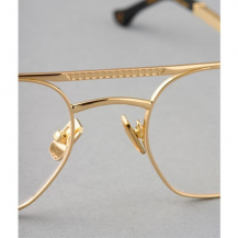 Des détails minutieux gravés, une forme hexagonale, des  plaquettes en silicone et des branches flexibles font de notre modèle IRO18 , un incontournable ! 
#IRO18 #lunettes #opticalframes #ootd #ironparis #gold #glasses #unique